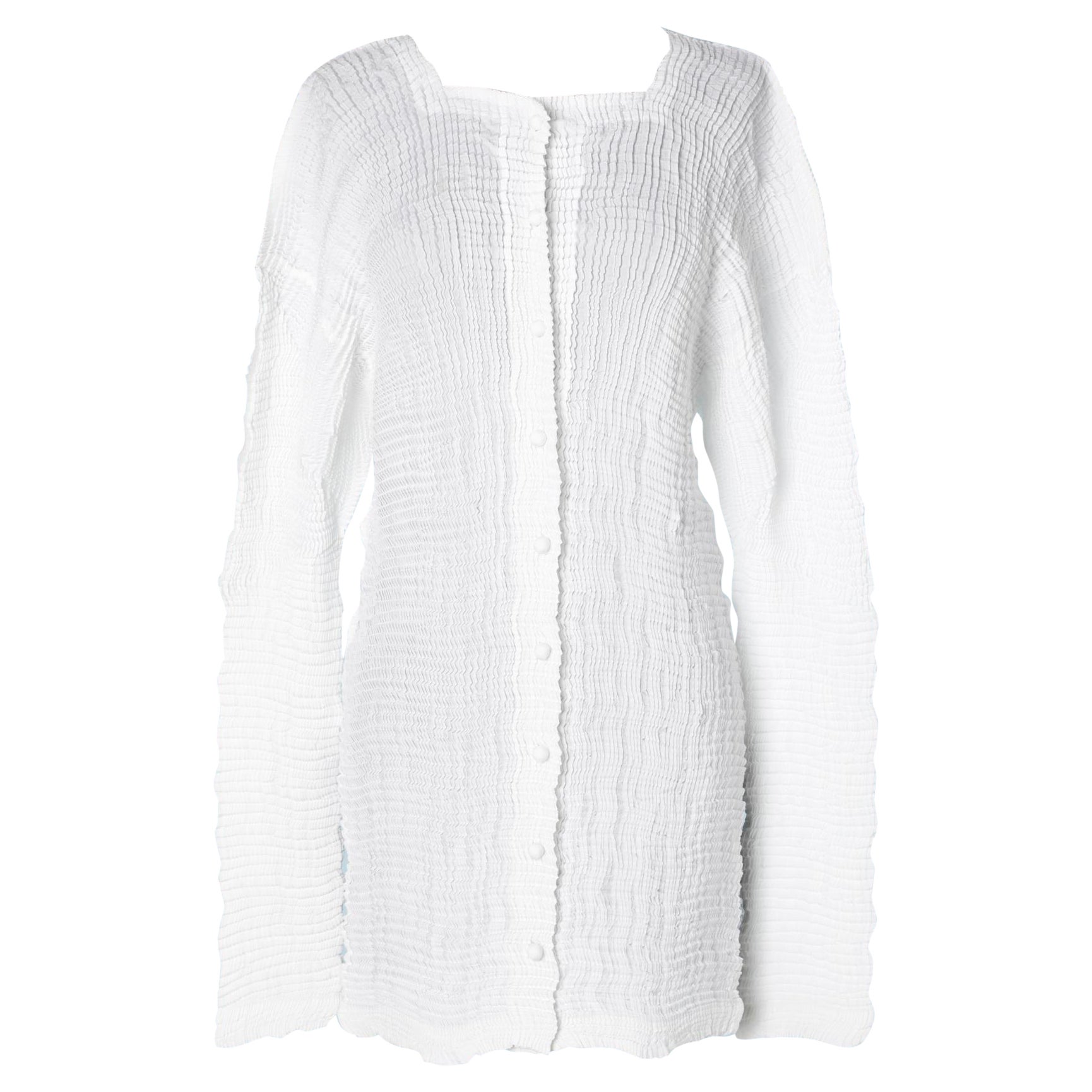 Issey Miyake - Chemise en polyester plissée blanche avec boutons en tissu  en vente