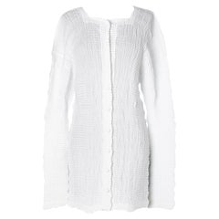 Weißes plissiertes Polyesterhemd mit Stoffknöpfen von Issey Miyake 