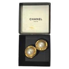 Retro Chanel 1980s 31 Rue Cambon Pearl Clip on Earrings