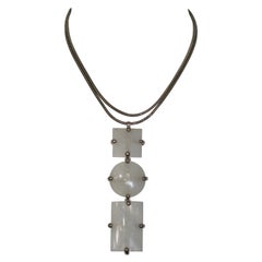 Triple pendentif en cristal de roche sur chaîne en palladium.