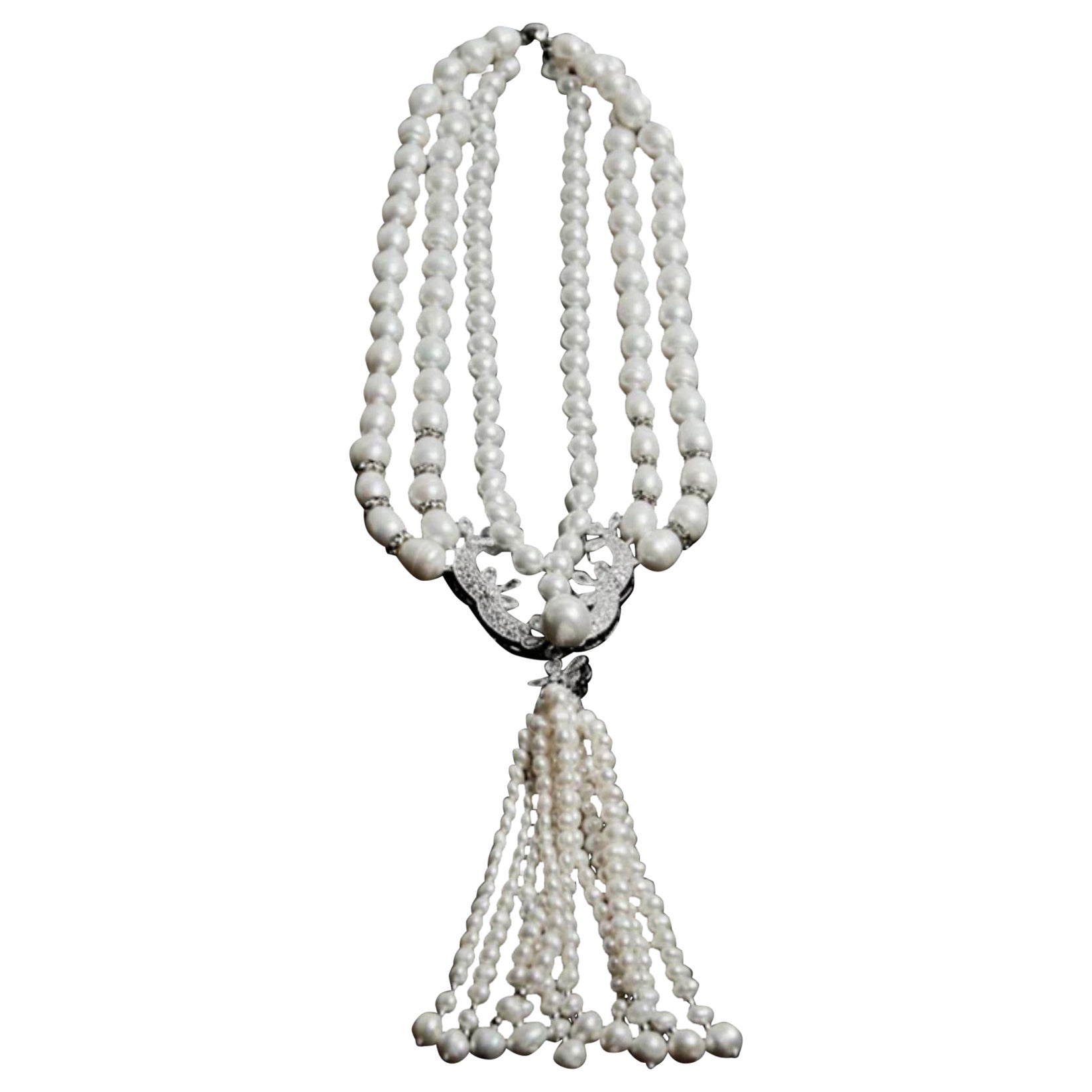 Collana di perle d'acqua dolce a tre fili con accenti di cristallo in vendita