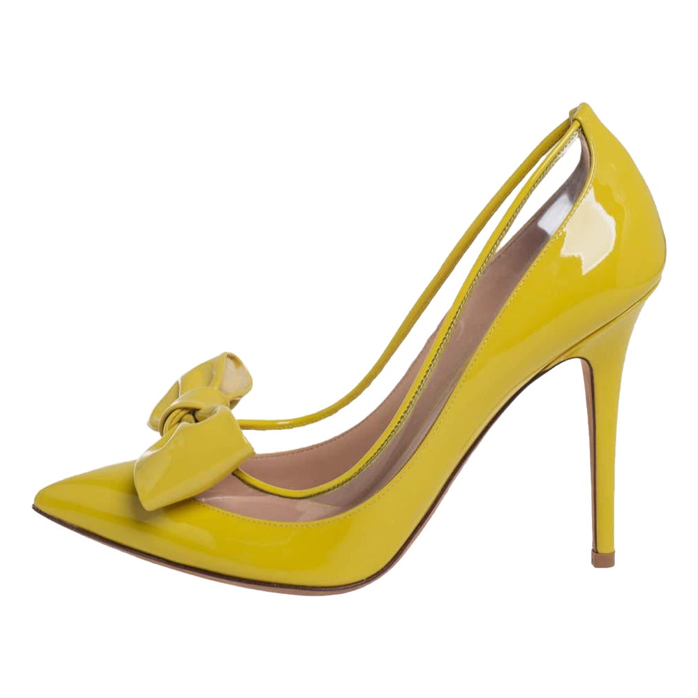 Valentino Yellow Patent Leather And PVC Bow Pointed Toe Pumps Size 39 For Sale