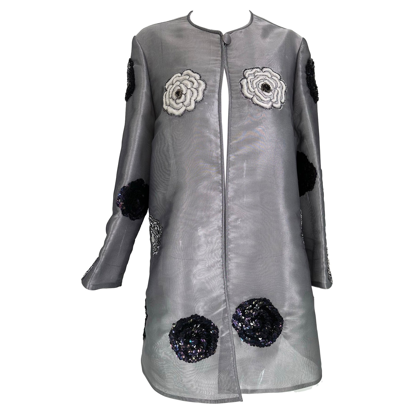 Manteau de soirée en organza gris brodé de perles et de sequins en cercle  en vente
