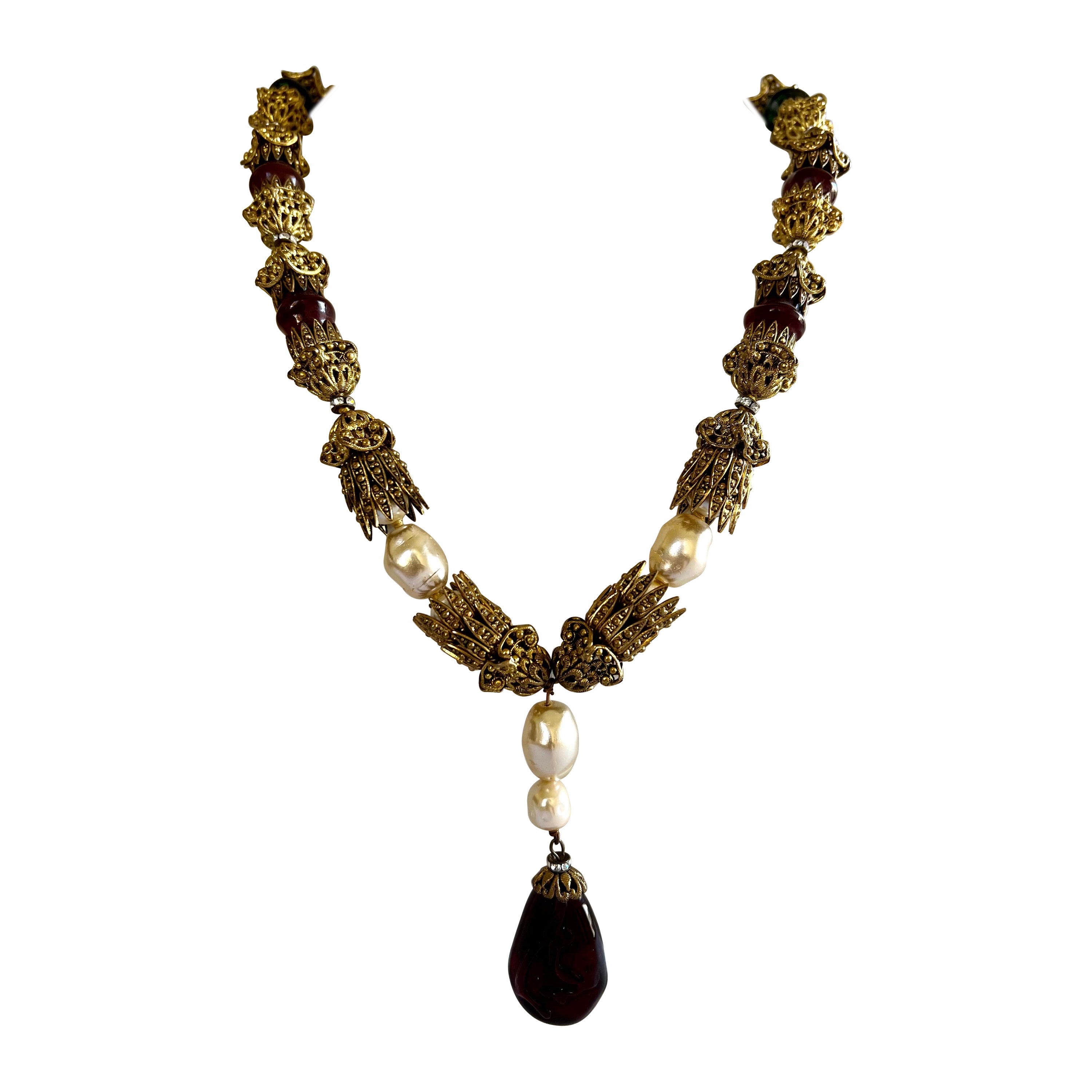 Vtg Chanel Statement-Halskette aus verschnörkelter Renaissance-Perle und simuliertem Edelstein  im Angebot