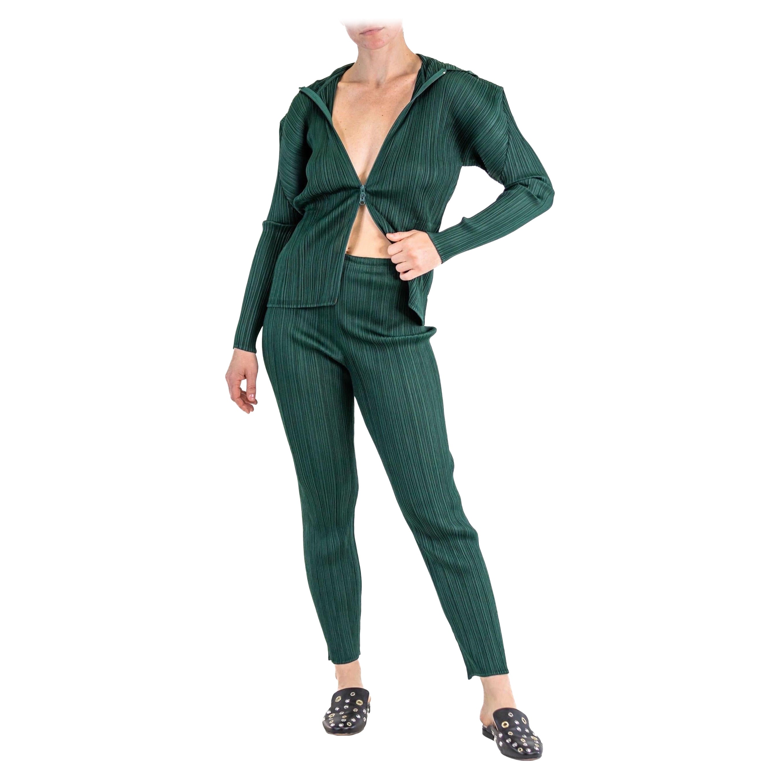 1990er Jahre PLEATS PLEASE ISSEY MIYAKE Smaragdgrüne Polyester plissierte Jacke und Pan im Angebot