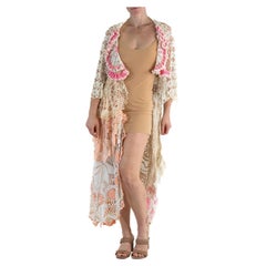 COLLECTION MORPHEW - Robe longue en dentelle de coton crochetée blanche et rose avec manches cloche