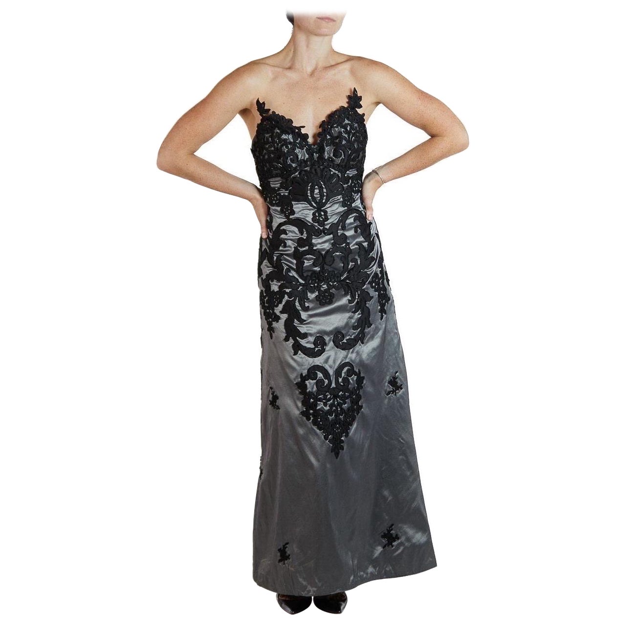 1980S Schwarzes Metallic Rayon/Lurex Trägerloses Kleid mit Barockapplikationen im Angebot