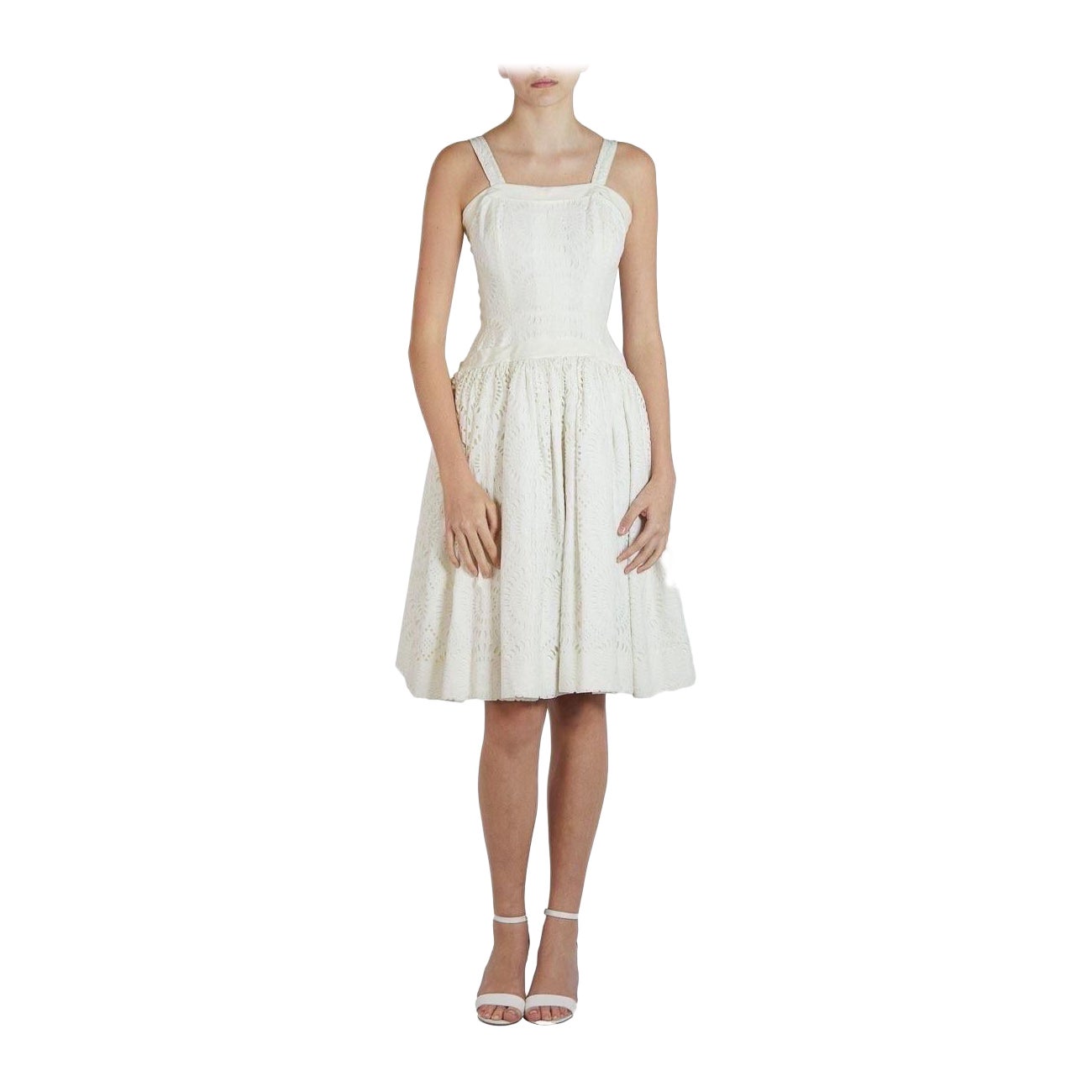 1950S Weißes Kleid mit Ösen aus Bio-Baumwolle und Spitze im Angebot