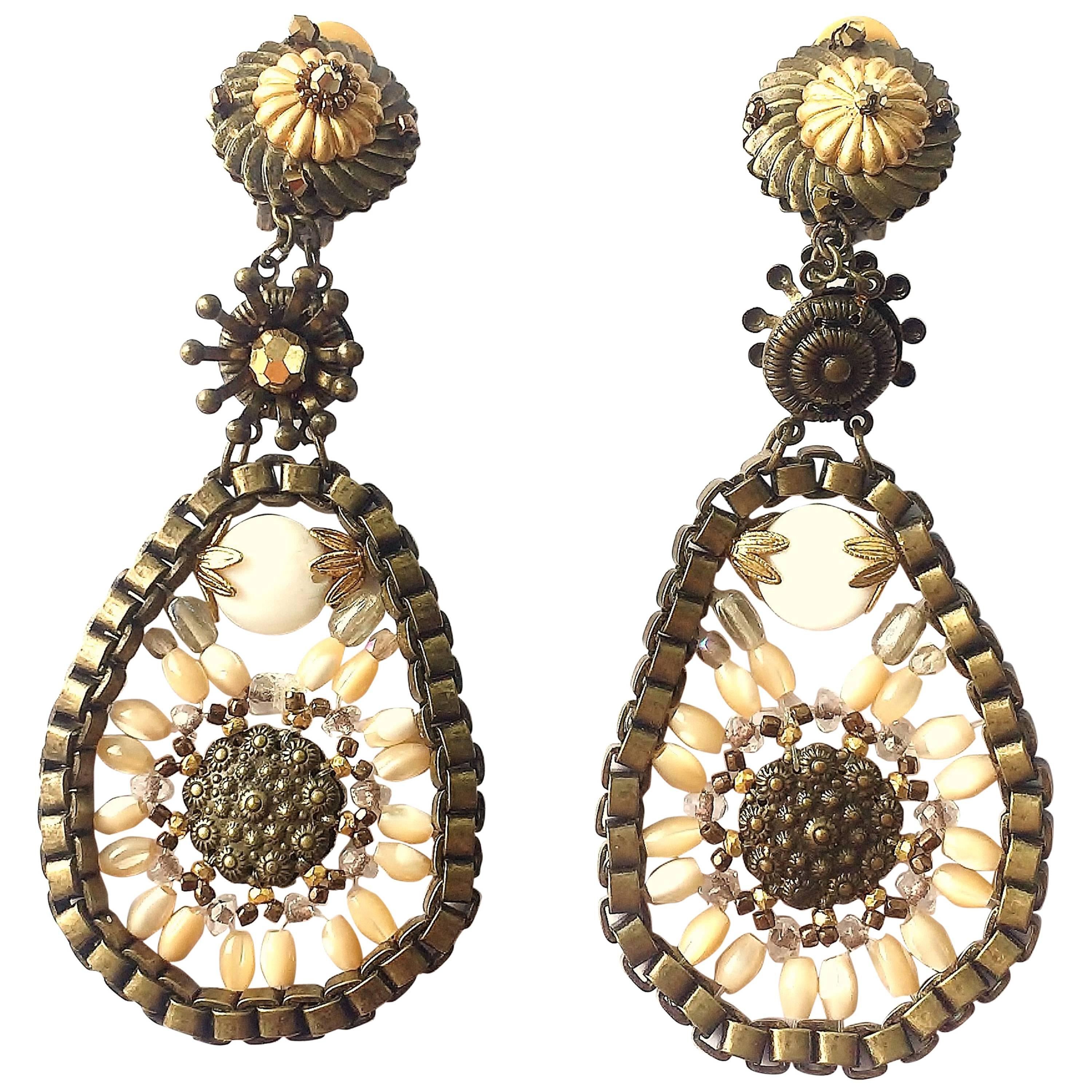 Miriam Haskell, boucles d'oreilles pendantes très longues en perles en pâte et métal doré, États-Unis, années 1980 en vente