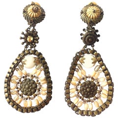 Miriam Haskell, boucles d'oreilles pendantes très longues en perles en pâte et métal doré, États-Unis, années 1980