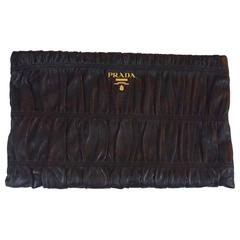 Prada Gaufre Clutch aus schwarzem gerafftem Lammnappaleder - GHW