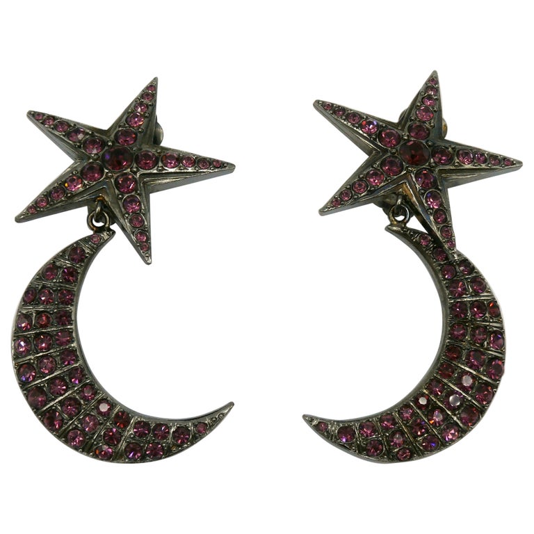 Boucles d'oreilles pendantes vintage Jean-Paul Gaultier en forme d'étoile  et de croissant de lune ornées de bijoux En vente sur 1stDibs