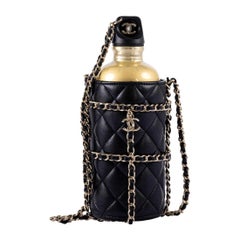 Bouteille d'eau Chanel CC matelassée en cuir d'agneau noir et or