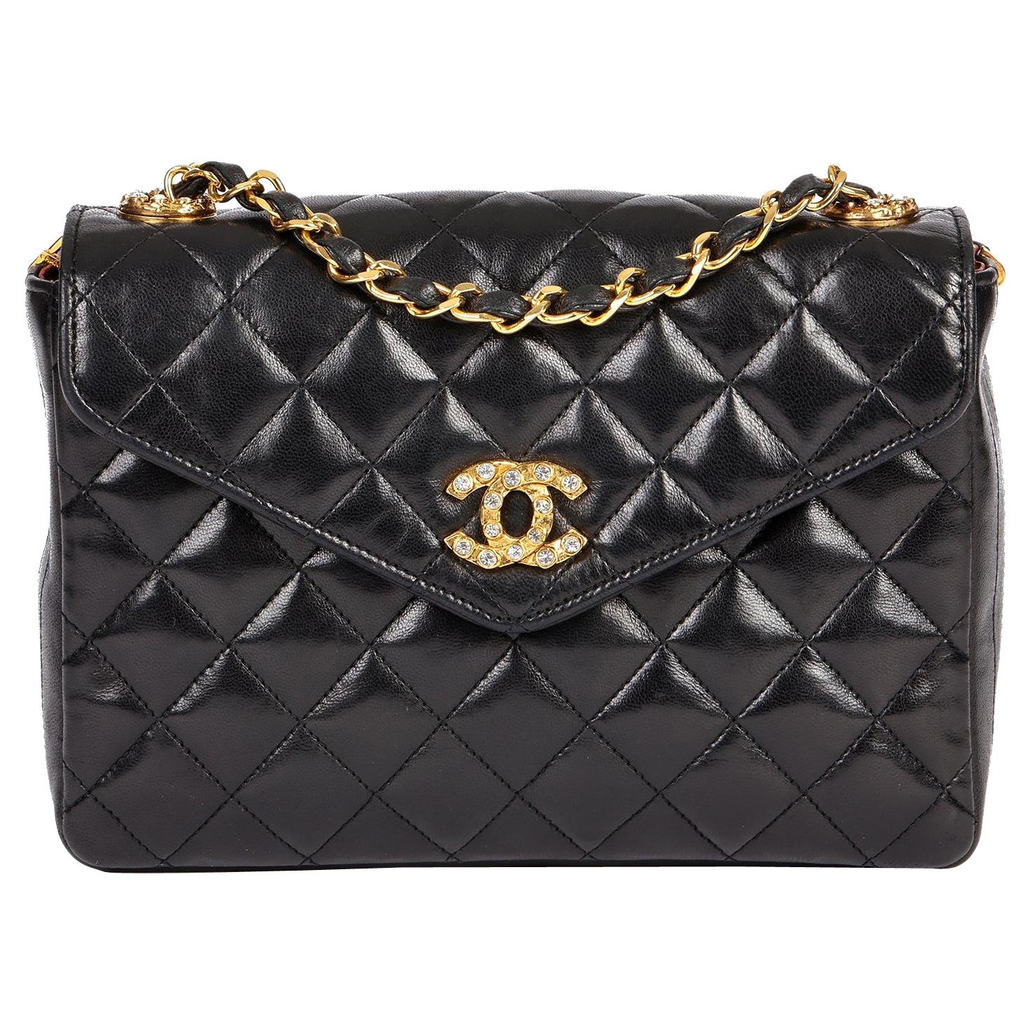 CHANEL Mini sac à rabat vintage en cuir d'agneau matelassé noir orné de cristaux en vente