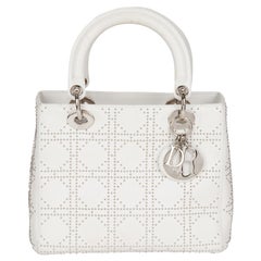 CHRISTIAN DIOR Sac à main en cuir de veau clouté blanc Lady Dior