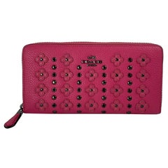 Portefeuille Coach rose fuchsia avec fleur et clous noirs