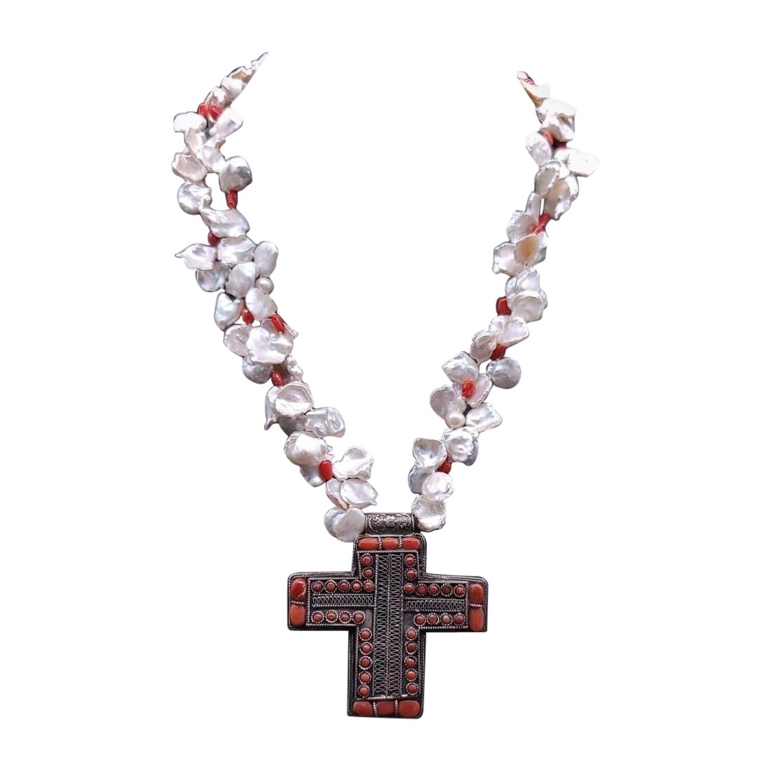 A.Jeschel Atemberaubende Keshi-Perlenkette mit silbernem Kreuz-Anhänger. im Angebot