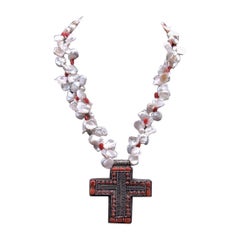 A.Jeschel Splendida collana di perle Keshi con ciondolo a croce in argento.