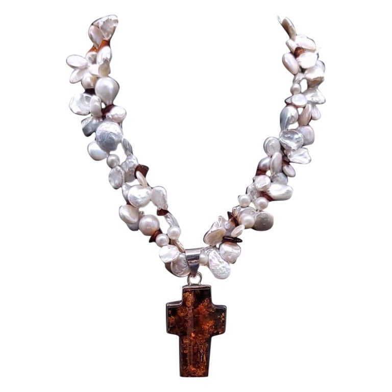 A.Jeschel Collier de perles Keshi avec une croix en ambre. en vente