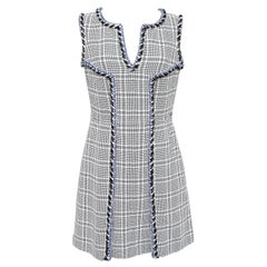 CHANEL Robe en tweed blanc et bleu sans manches avec bordure à chevrons et CC argenté Taille 42 BNWT