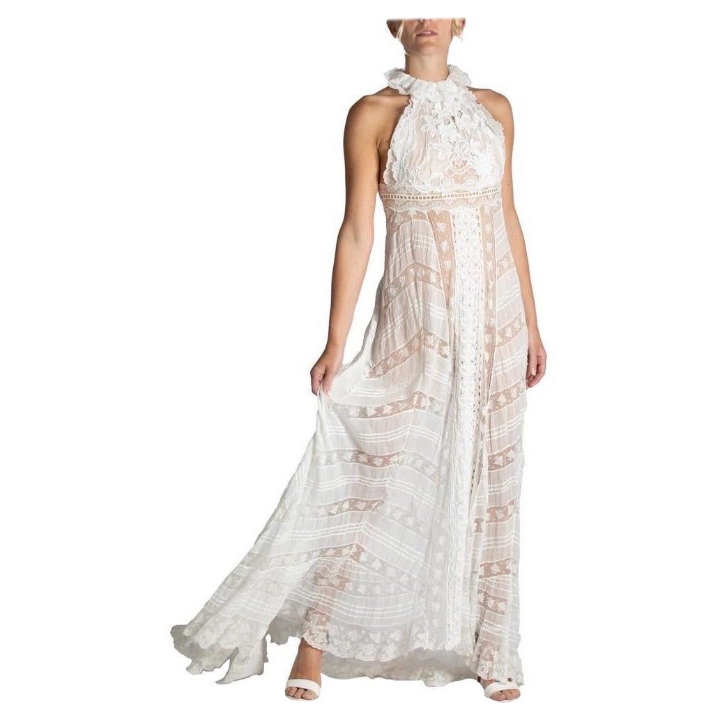 MORPHEW ATELIER Weißes Kleid mit Neckholder aus Bio-Baumwolle Voile und viktorianischer Spitze im Angebot