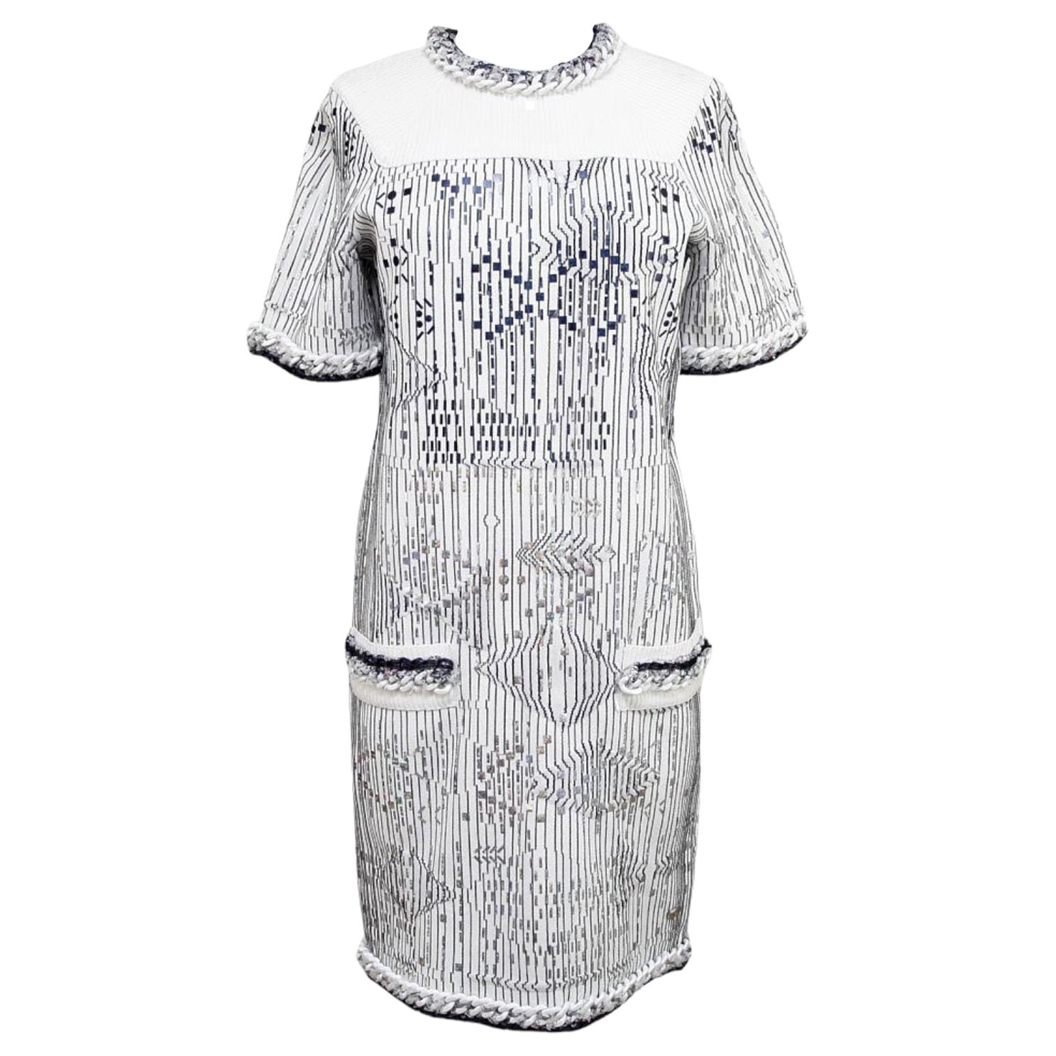 CHANEL Pulloverkleid aus weißem Metallic-Strick mit kurzen Ärmeln in Silberblau 14S 2014 Gr. 40 im Angebot