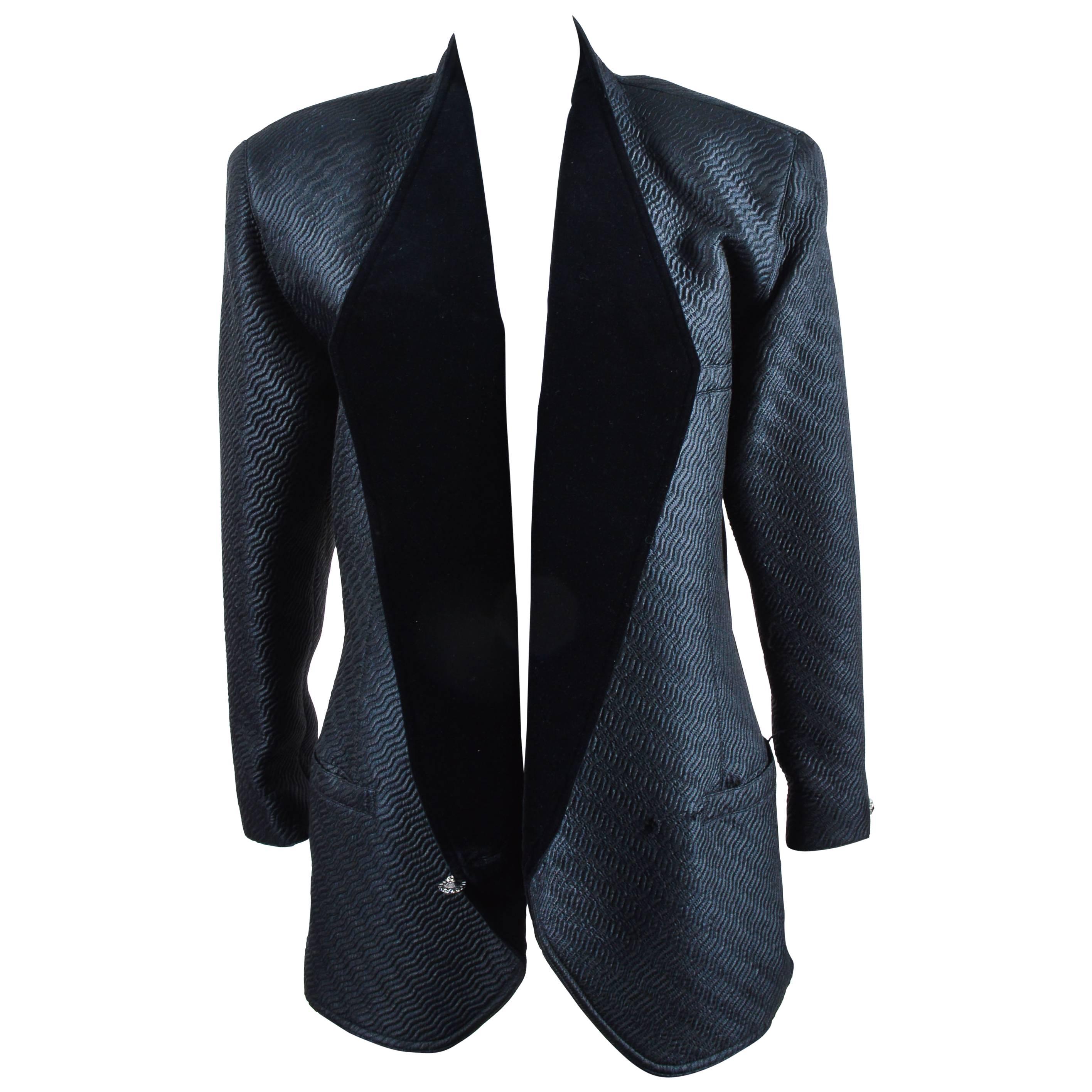 Vintage Gianni Versace Black Quilted Velvet Lapel 3/4 Sleeve Jacket Size 42 For Sale