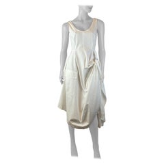 Sportmax Weißes Kleid mit Riemen an der Seite und verstellbarem Schlitz