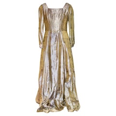 Gertrude Arzt of Huntington (Texas) Seiden-/Satin-Metallic-Goldkleid