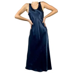 Vince S - Robe longue en satin bleu marine