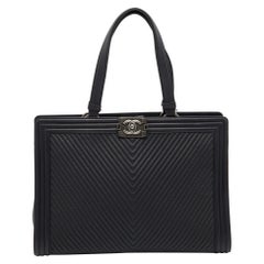 Chanel - Grand sac cabas Boy Shopper en cuir matelassé à chevrons noirs