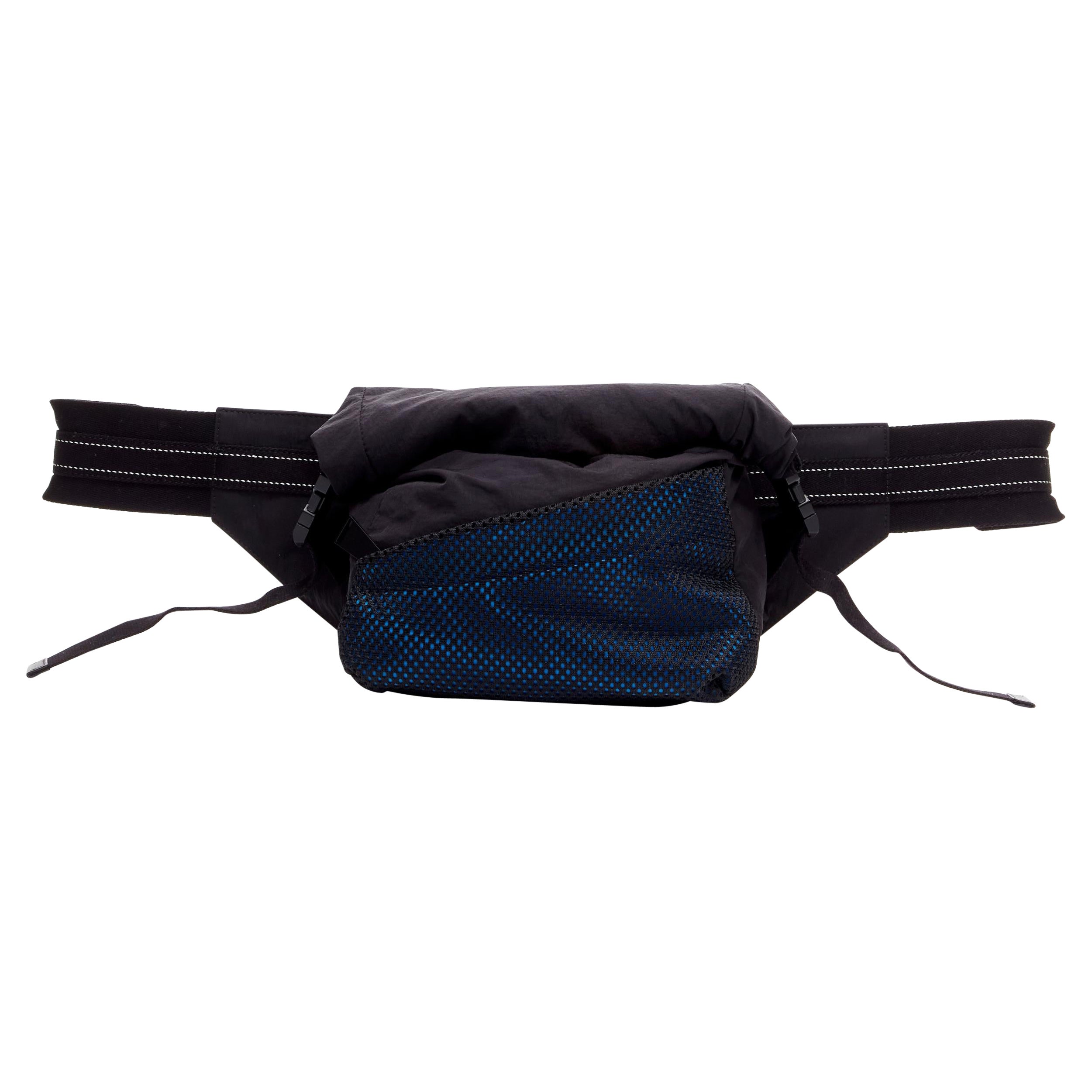BOTTEGA VENETA Daniel Lee Gürteltasche aus blauem schwarzem Nylongeflecht mit technischer Schnalle an der Taille im Angebot