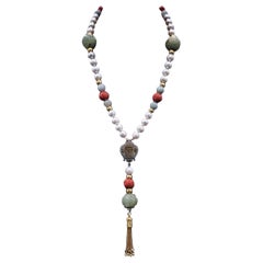Lange Perlenkette von A.Jeschel mit geschnitzten Perlen und Jade-Perlen.