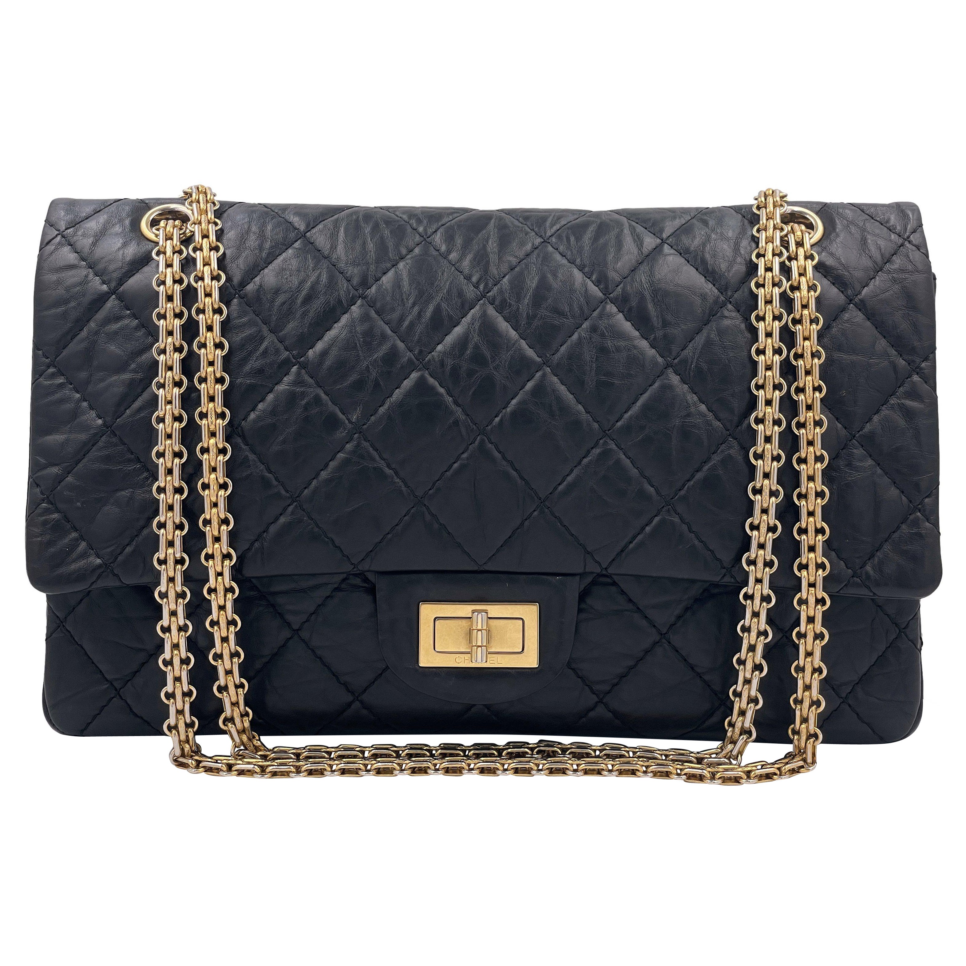 Chanel - Grand sac à rabat 227 2.55 en cuir de veau vieilli noir, réédition GHW 65332 en vente