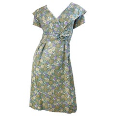 1950er Demi Couture Vintage 50er Jahre Seidenkleid mit Schalkragen und grünem, lila Blumendruck