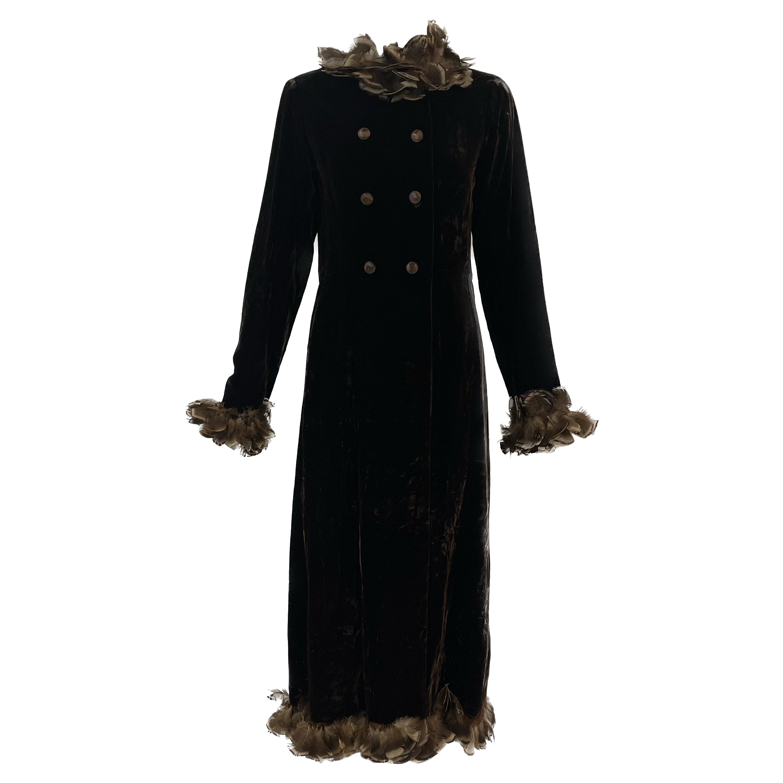 1968 YSL Yves Saint Laurent Couture Abendmantel aus Samt mit Federn im Angebot