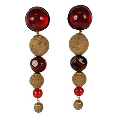 Longues boucles d'oreilles Yves Saint Laurent en rubis et liège