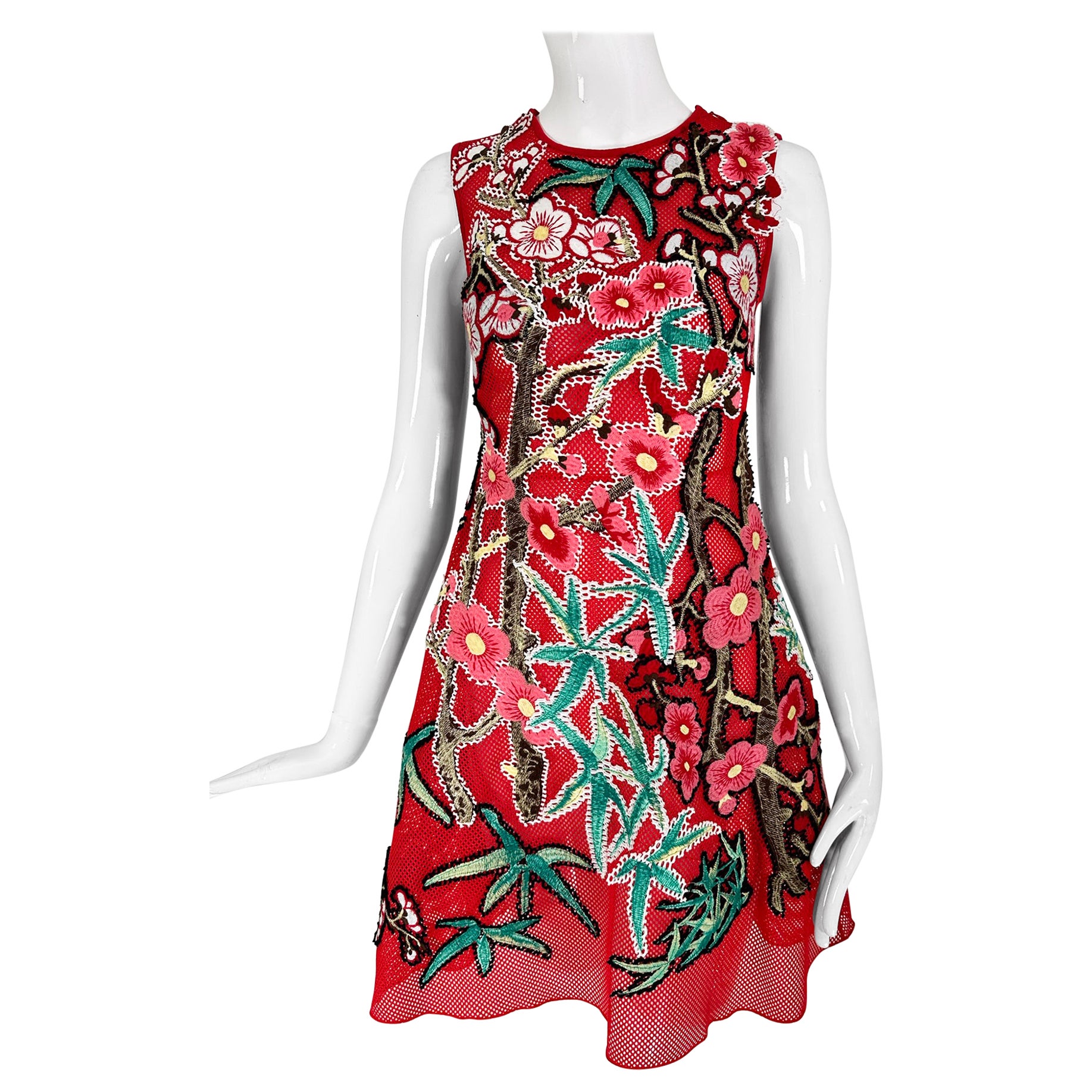 Vivienne Tam Abstraktes Kleid aus rotem Mesh mit Applikationen XS im Angebot