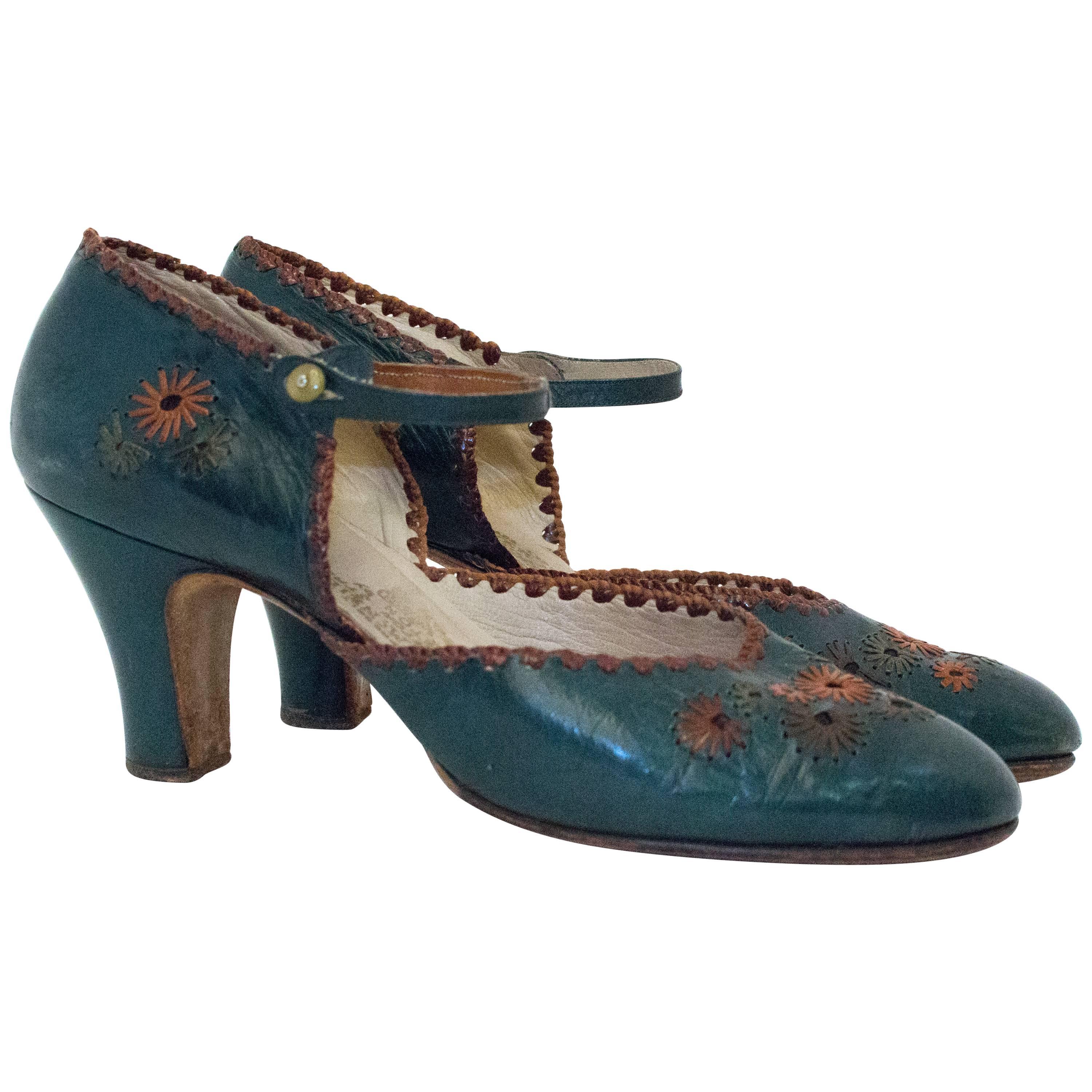20s Green Leather Mary Jane Heels with Floral Embellishments  For Sale