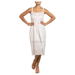 Handbesticktes edwardianisches Kleid aus weißer Bio-Baumwolle mit Ösen und Spitze