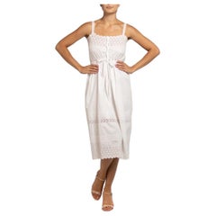 Robe édouardienne blanche en coton biologique brodée à la main avec œillets et dentelle