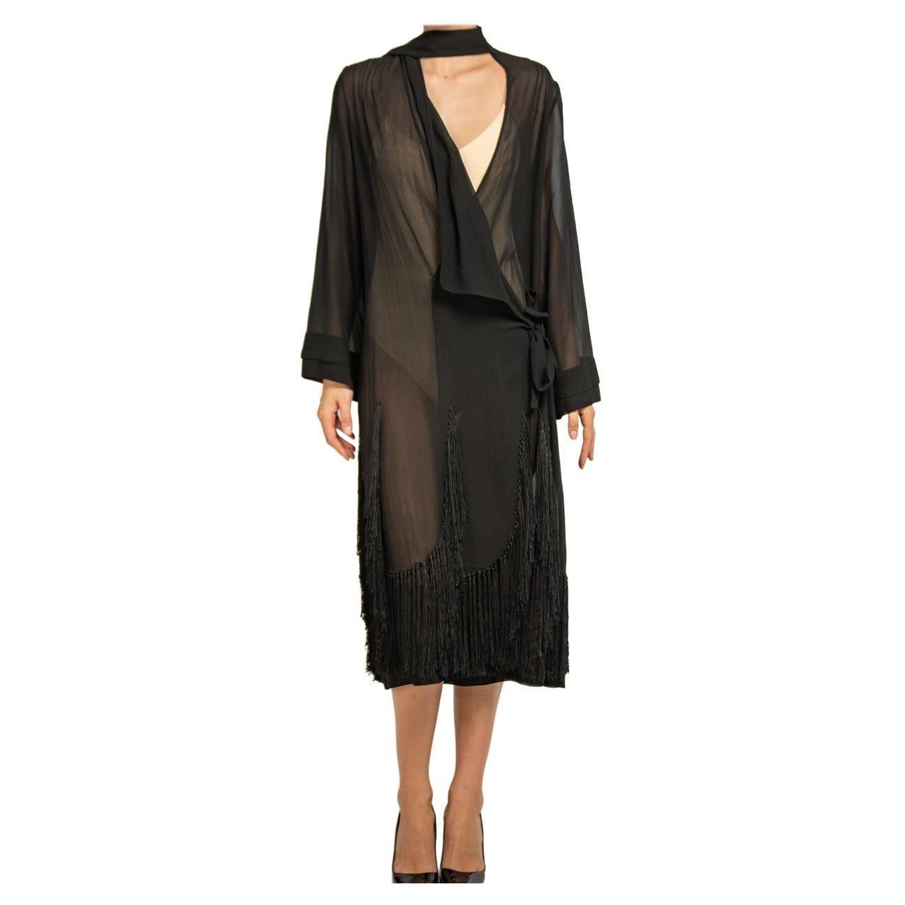 1920S Robe enveloppante en mousseline de soie noire avec franges en vente