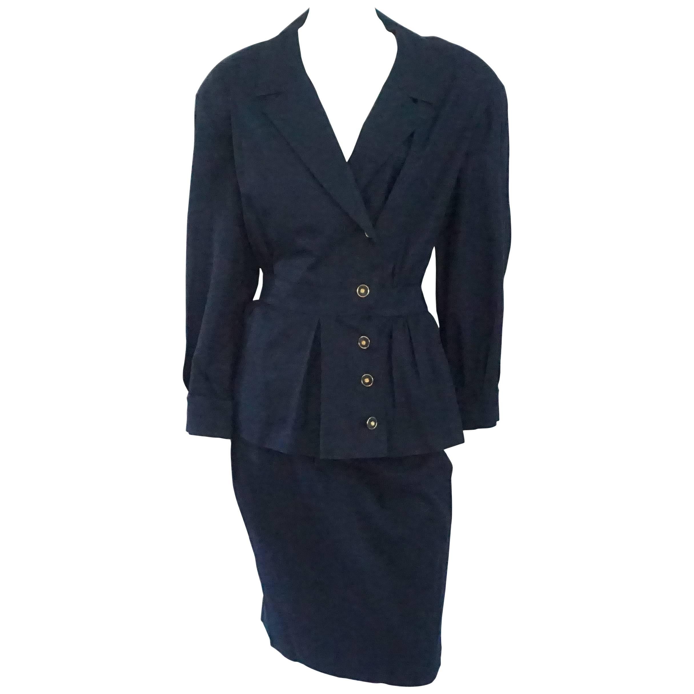 Traje de chaqueta y falda Chanel de algodón azul marino con cintura ceñida - Talla 38 - Años 80. Este conjunto es un look Chanel muy exclusivo y una auténtica pieza de coleccionista. La falda recta tiene una cinturilla y una cremallera trasera. La