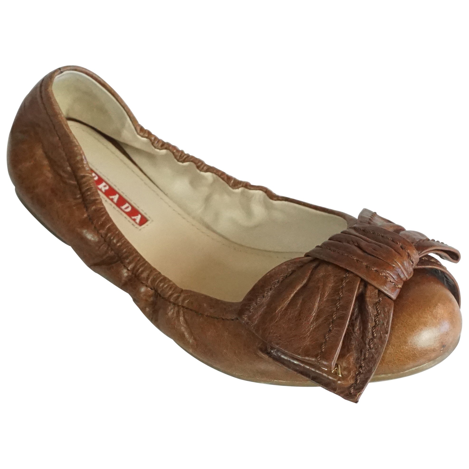 Prada Brown Leather Scrunch Ballet Flats with Bow - 35 For Sale at 1stDibs  | prada scrunch ballet flats, brown ballet flats, brown leather flats