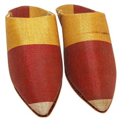 Marokkanische Babouches aus Marrakesch mit flachen Pantoletten aus Seide in Gold und Rot