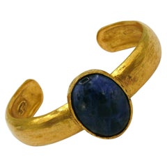 CHANEL par KARL LAGERFELD Bracelet jonc vintage en pierres bleues de couleur or, automne 1996