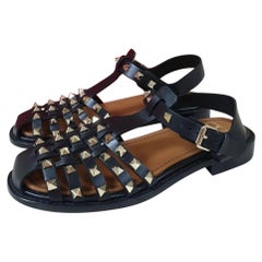 Valentino Garavani Schwarze flache Sandalen mit Nieten und Käfig