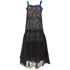 Robe art déco des années 1920 en dentelle noire avec bretelle en velours bleu