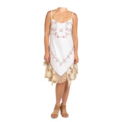 MORPHEW COLLECTION Weißes & rosafarbenes, handbesticktes Vintage-Leinenkleid aus Frankreich