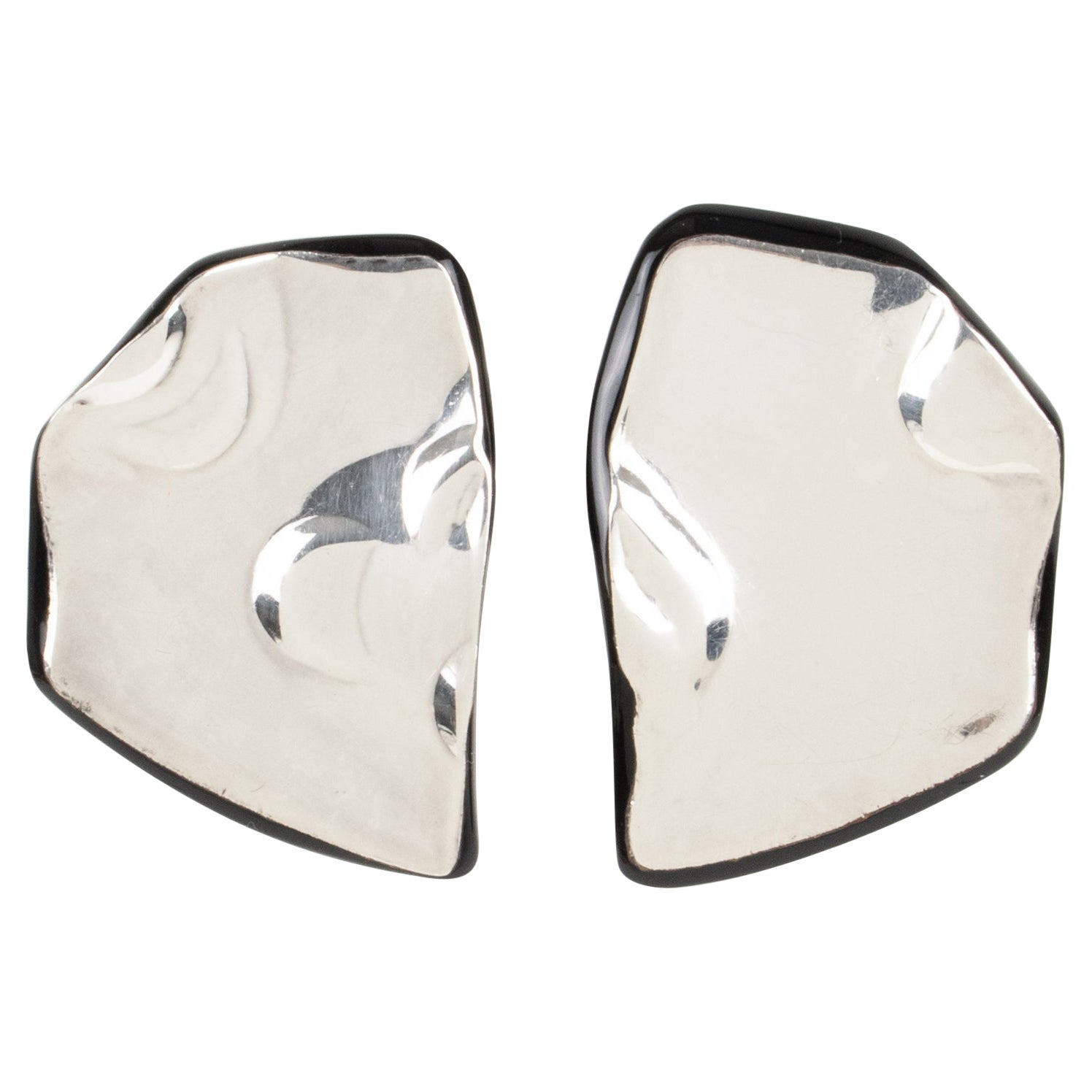 Anne & Frank Vigneri Boucles d'oreilles en lucite noire et argent Clips de forme libre en vente